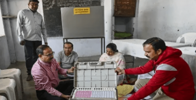 2025 महाराष्ट्र स्थानीय निकाय चुनाव: पहले चरण की वोटिंग जारी, महायुति और MVA के बीच कड़ा मुकाबला