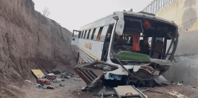 सतारा में प्राइवेट बस खाई में गिरी, नाशिक के 30 से 42 छात्र घायल