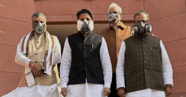 दिल्ली-एनसीआर का बढ़ता वायु प्रदूषण संसद में दिखाई दिया, विपक्षी सांसद गैस मास्क में पहुंचे