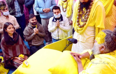 अनुष्का शर्मा और विराट कोहली ने फिर की प्रेमानंदजी महाराज से मुलाकात, फैंस बोले – “अनुष्का ने विराट की ज़िंदगी बदल दी”