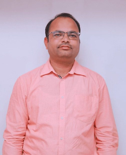 कॉमर्स शिक्षा में उत्कृष्टता की मिसाल: 15 वर्षों से छात्रों का भविष्य गढ़ रहे हैं प्रो. धनंजय अनंत कुलकर्णी