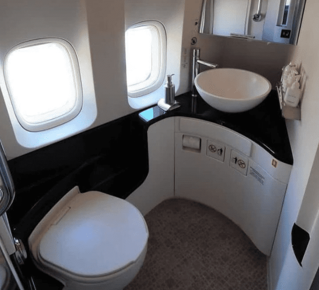 ब्रिटिश एयरवेज के 747 प्लेन का “टॉयलेट में विंडो” वाला बाथरूम फोटो इंटरनेट पर वायरल