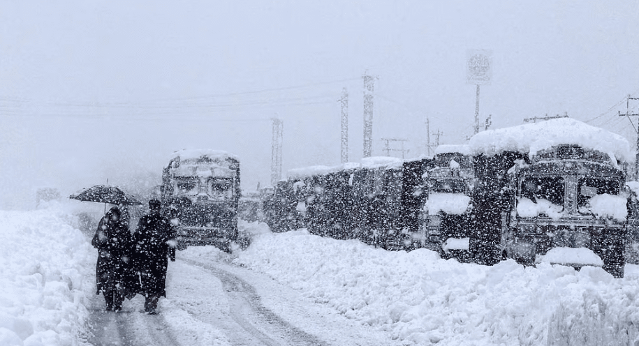 श्रीनगर में मौसम की पहली बर्फबारी, उड़ानें बाधित