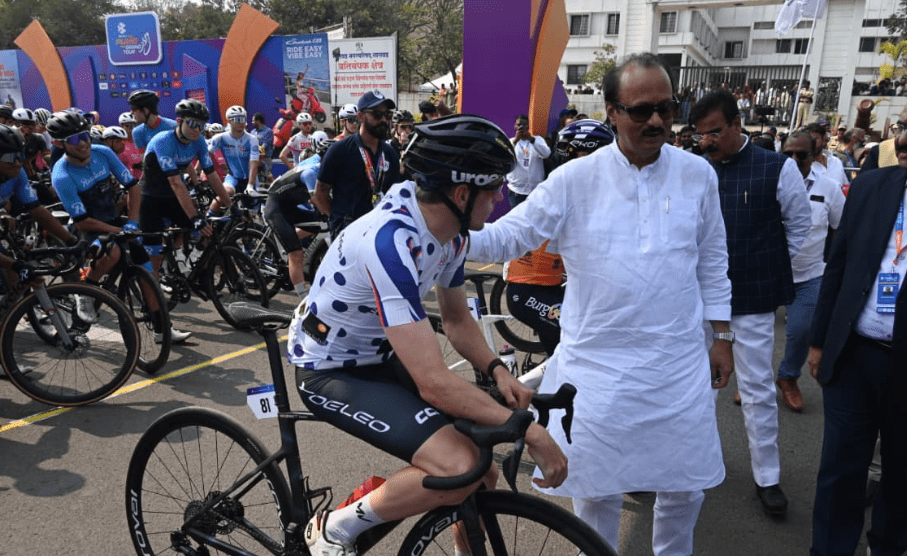 अजित पवार ने सासवड में फ्लैग ऑफ किया ग्रैंड टूर स्टेज 3, भारी भीड़