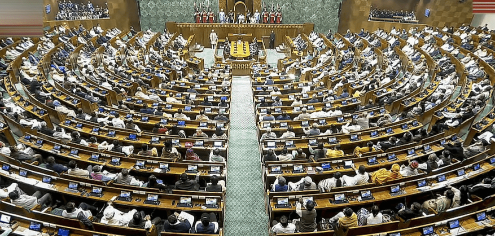 राष्ट्रपति के अभिभाषण पर हंगामा: संसद में विपक्षी नारेबाजी