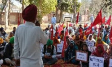 संयुक्त किसान मोर्चा का मलोट में प्रदर्शन, निजीकरण नीतियों के विरोध में कैबिनेट मंत्री कार्यालय का घेराव