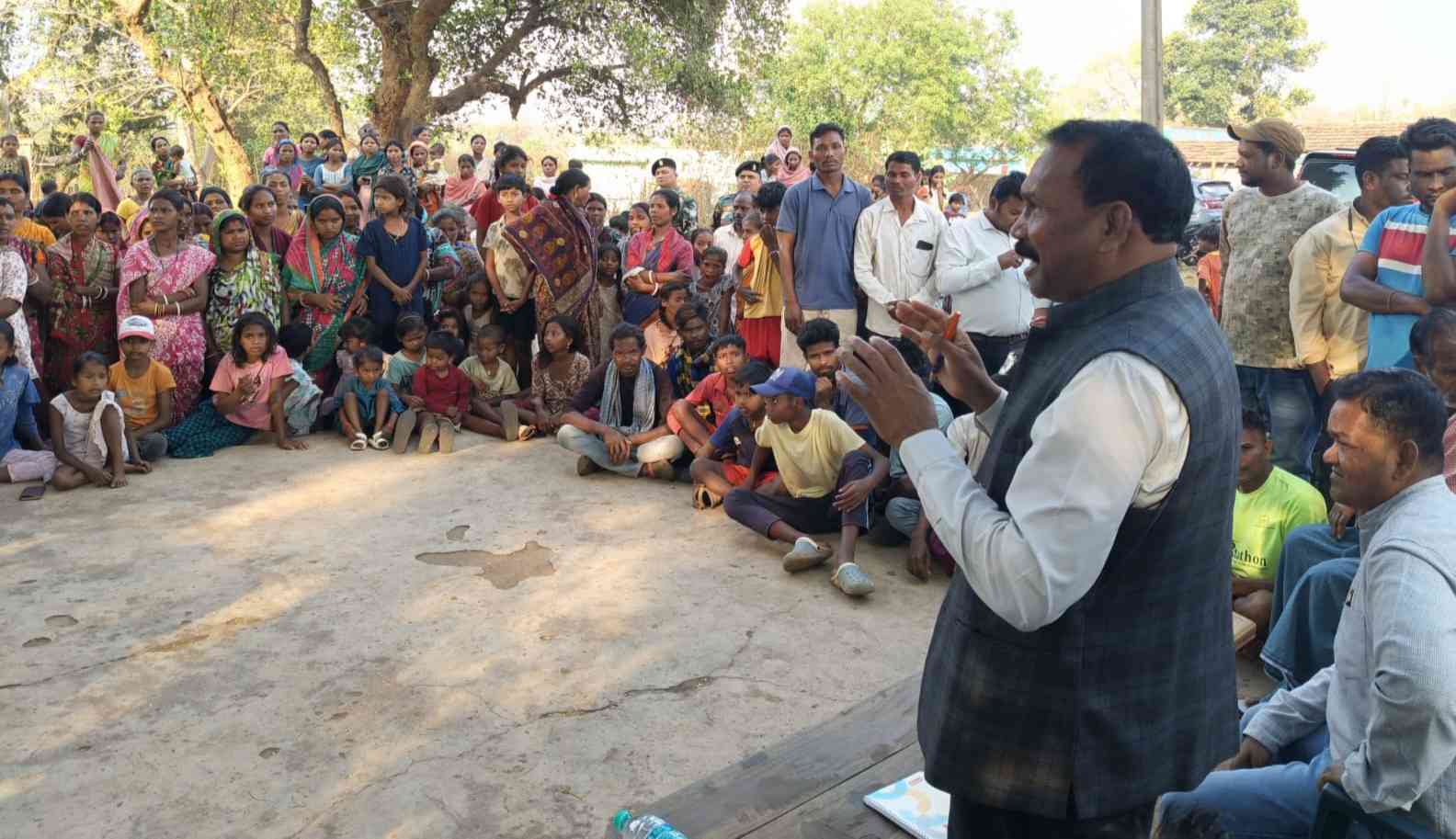 कुमिरता में भारी वाहनों के खिलाफ ग्रामीणों का प्रदर्शन, पूर्व मुख्यमंत्री मधु कोड़ा ने की कार्रवाई की मांग