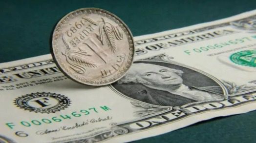 डॉलर के मुकाबले रुपया 13 पैसे गिरा, सोमवार को शुरुआती कारोबार में कमजोरी