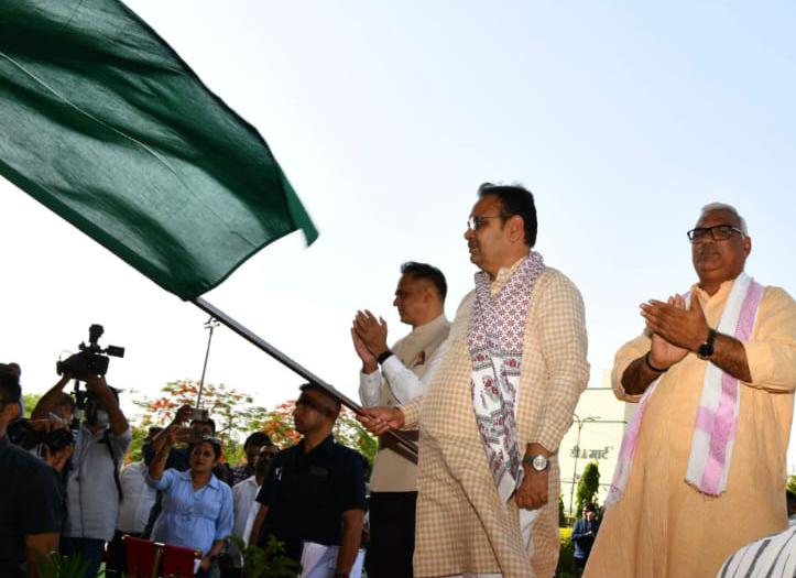 मुख्यमंत्री भजनलाल शर्मा ने की कानून व्यवस्था की समीक्षा, महिला सुरक्षा हेल्पलाइन-1090 वाहनों को दिखाई हरी झंडी