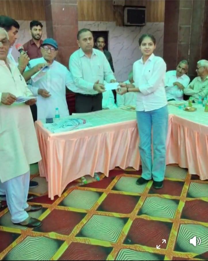 संगरिया: ग्रामोत्थान विद्यापीठ में छात्रवृत्ति वितरण समारोह, डॉ. बी.एस. वर्मा ने विद्यार्थियों को किया सम्मानित