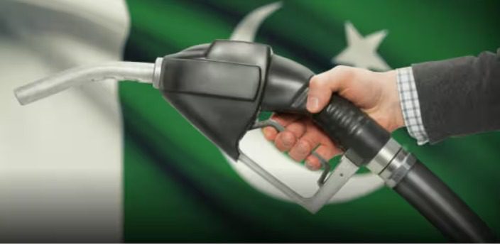 पाकिस्तान में ईंधन संकट गहराया: पेट्रोल 458 और डीजल 520 रुपये लीटर, आम जनता पर भारी बोझ