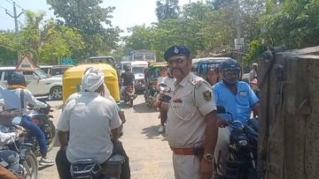 ‘पुलिस कोड’ के विरोध में टेंपो चालकों का हंगामा, एनएच-22 जाम कर जताया आक्रोश