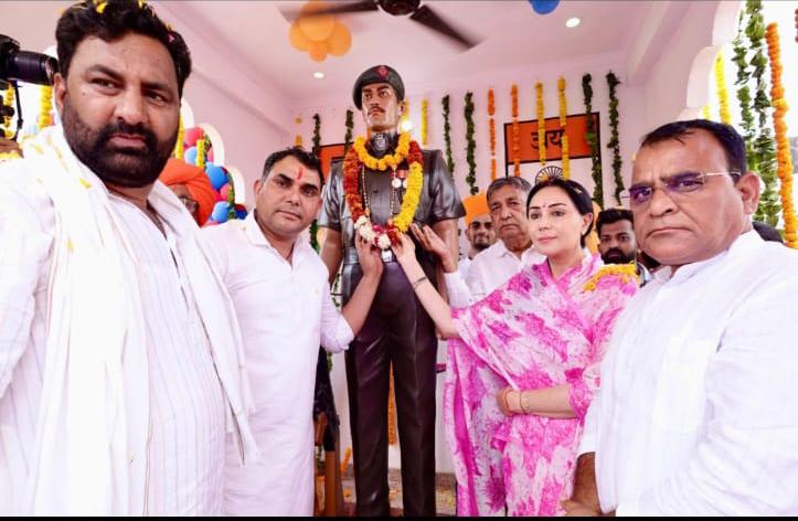 सीकर: समर्थपुरा में शहीद विजेंद्र सिंह शेखावत की प्रतिमा का अनावरण, उपमुख्यमंत्री दिया कुमारी ने दी श्रद्धांजलि