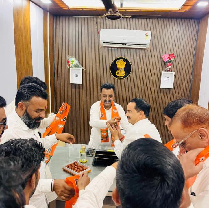 भादरा: भाजपा कार्यालय में विजय उत्सव, विधायक संजीव बेनीवाल ने कार्यकर्ताओं संग मनाया जश्न