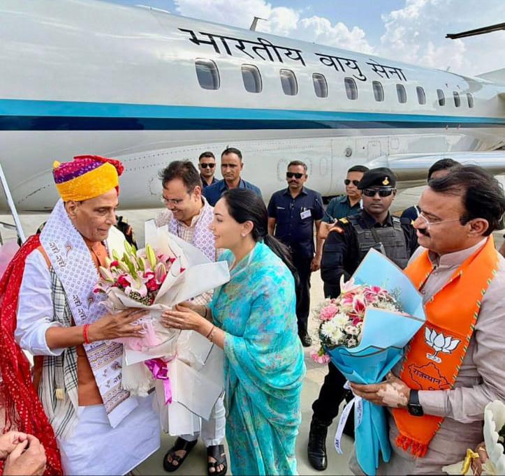 रक्षा मंत्री राजनाथ सिंह पहुंचे जयपुर, एयरपोर्ट पर CM भजनलाल, डिप्टी CM दिया कुमारी और प्रेमचंद बैरवा ने किया आत्मीय स्वागत