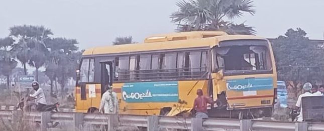 जहानाबाद में ट्रक और स्कूली बस की भीषण टक्कर, ड्राइवर समेत 3 बच्चे गंभीर घायल