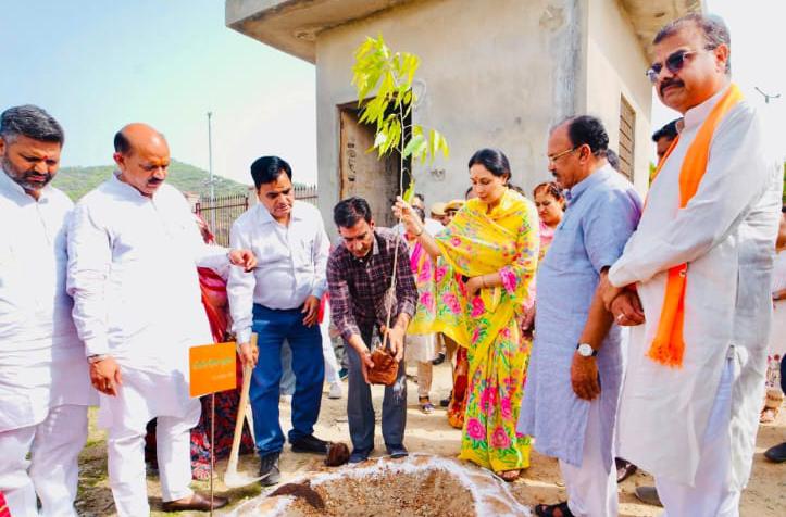 उप मुख्यमंत्री दिया कुमारी ने अजमेर साइंस पार्क का किया अवलोकन, “एक पेड़ माँ के नाम” अभियान के तहत किया पौधारोपण