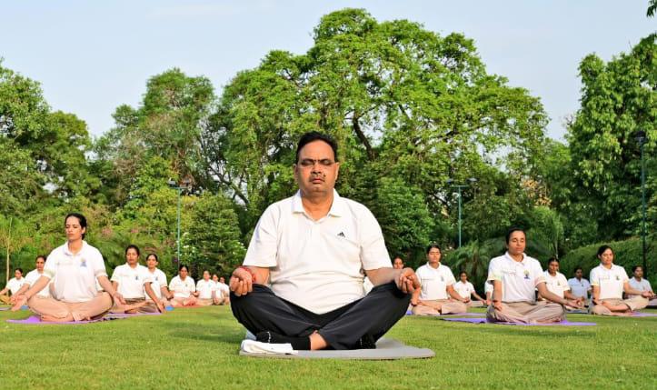 मुख्यमंत्री भजनलाल शर्मा ने कालिका पेट्रोलिंग यूनिट की महिला पुलिसकर्मियों संग किया योगाभ्यास, बोले- योग अपनाकर बनाएं स्वस्थ और विकसित राजस्थान