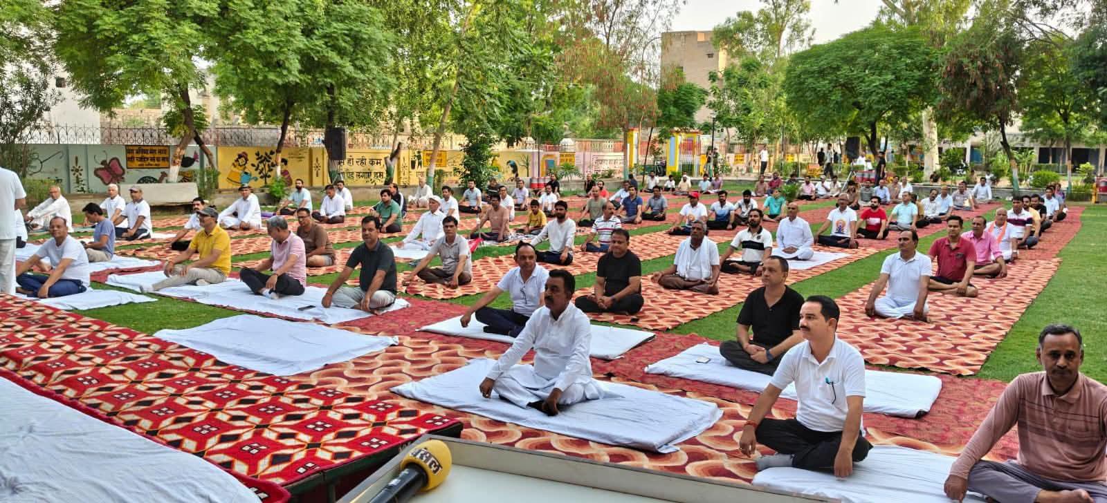 CM भजनलाल शर्मा के नेतृत्व में भादरा गांधी पार्क में अंतरराष्ट्रीय योग दिवस पर हुआ विशाल सामूहिक योगाभ्यास, विधायक संजीव बेनीवाल ने दिलाया ‘योग से निरोग, निरोग से सशक्त भारत’ का संकल्प