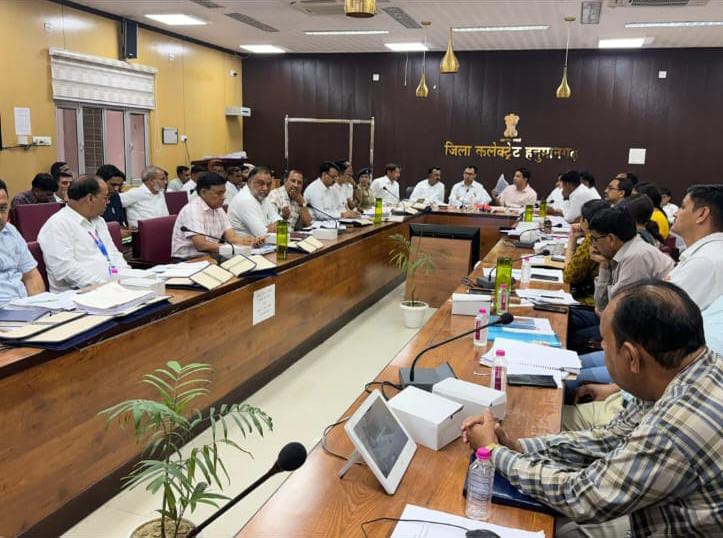 हनुमानगढ़ में DISHA समिति की बैठक: कलेक्टर डॉ. खुशाल यादव ने विकास कार्यों की समीक्षा की, विधायक संजीव बेनीवाल बोले- योजनाओं का लाभ अंतिम व्यक्ति तक पहुंचे