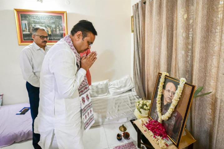मुख्यमंत्री भजनलाल शर्मा ने राजस्थान के डीजीपी राजीव शर्मा के पिता को दी श्रद्धांजलि, नोएडा पहुंचकर परिजनों को बंधाया ढांढस