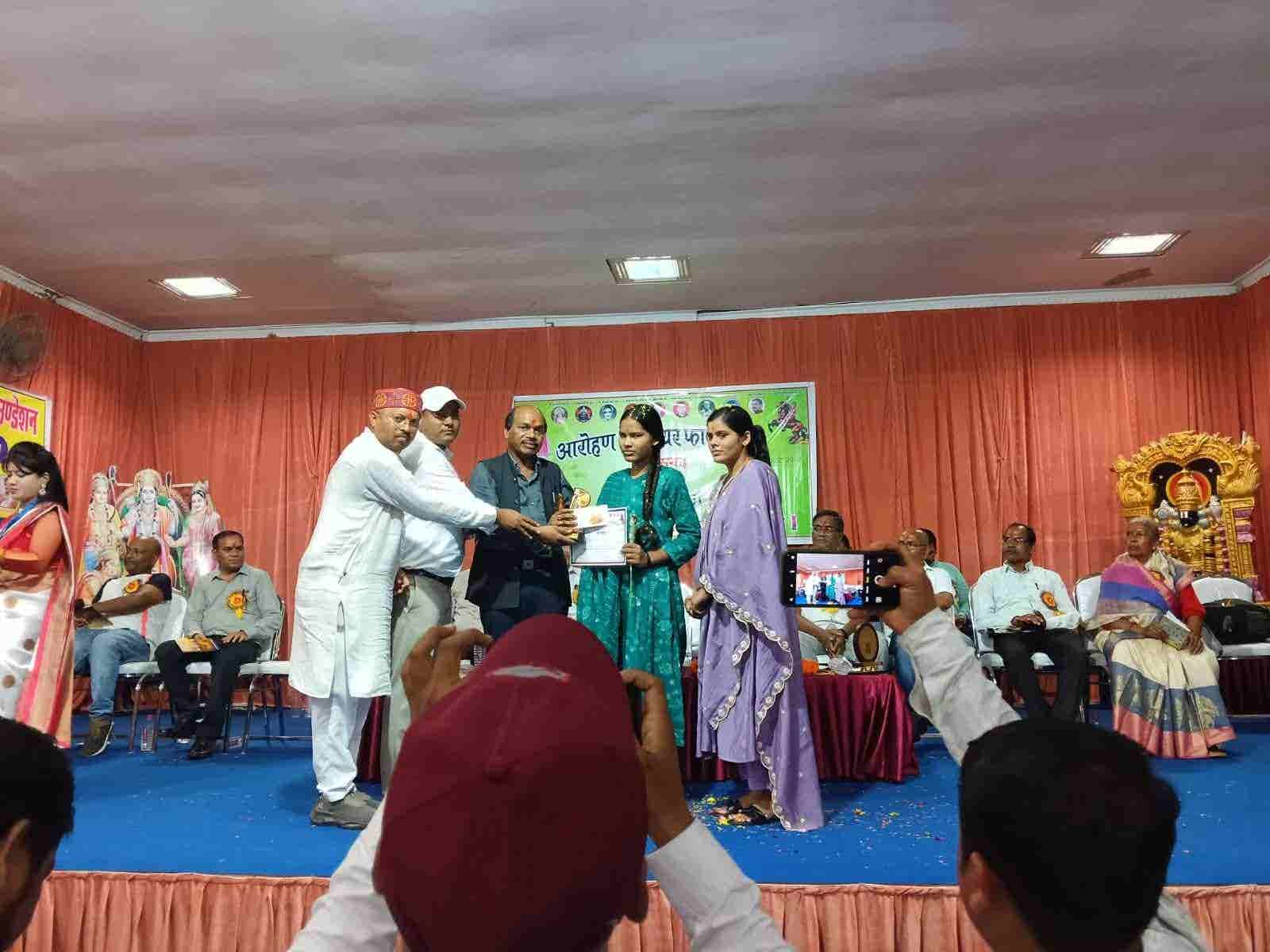 90% दिव्यांगता को मात देकर रेशमा केवट ने रचा इतिहास, 12वीं में 89.75% अंक लाकर रायपुर में हुईं सम्मानित