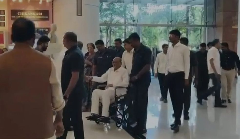 नातिन की शादी में पहुंचे शरद पवार, खराब सेहत के बावजूद व्हीलचेयर पर समारोह में हुए शामिल