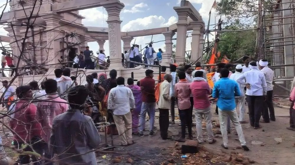 महाराष्ट्र के परभणी में बड़ा हादसा: हनुमान मंदिर का सभा मंडप ढहा, मलबे में 20 से 25 श्रद्धालुओं के दबे होने की आशंका