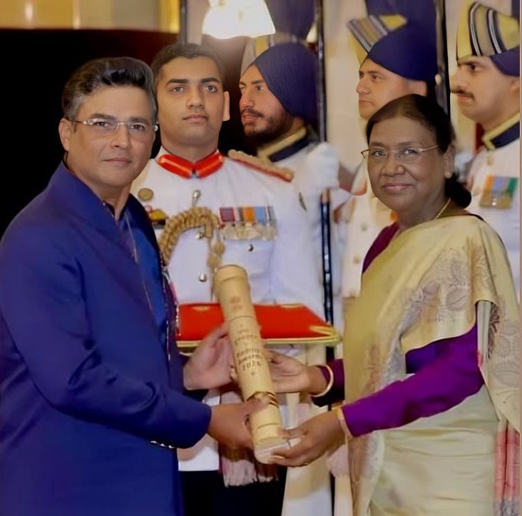 पद्म श्री सम्मान से गौरवान्वित हुए आर. माधवन: पत्नी और बेटे की मौजूदगी में मिला देश का चौथा सर्वोच्च नागरिक सम्मान