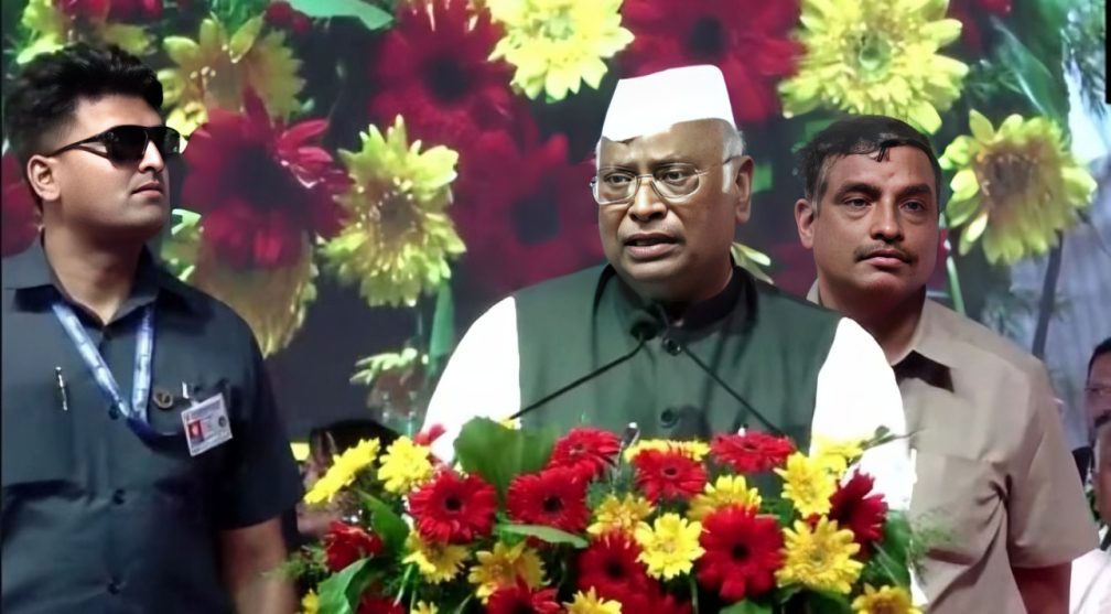 मल्लिकार्जुन खड़गे का कांग्रेस कार्यकर्ताओं पर फूटा गुस्सा, ‘डीके-डीके’ के नारे लगाने वालों को कहा- “चुप रहो, निकम्मे लोग”