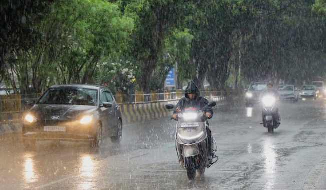 Delhi Weather Update: अगले 2 घंटे में बदलेगा दिल्ली-NCR का मौसम, तेज आंधी और बारिश का अलर्ट जारी