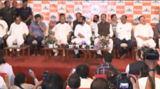 उद्धव ठाकरे को बड़ा झटका: 6 सांसद एकनाथ शिंदे की शिवसेना में शामिल, शिंदे बोले- ‘6 बाघ असली शिवसेना परिवार में आए’