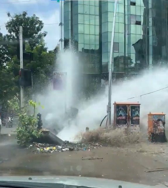 मुंबई के अंधेरी वेस्ट में फटी पानी की बड़ी पाइपलाइन, सड़क पर कई फीट ऊंचा फव्वारा; ट्रैफिक हुआ प्रभावित