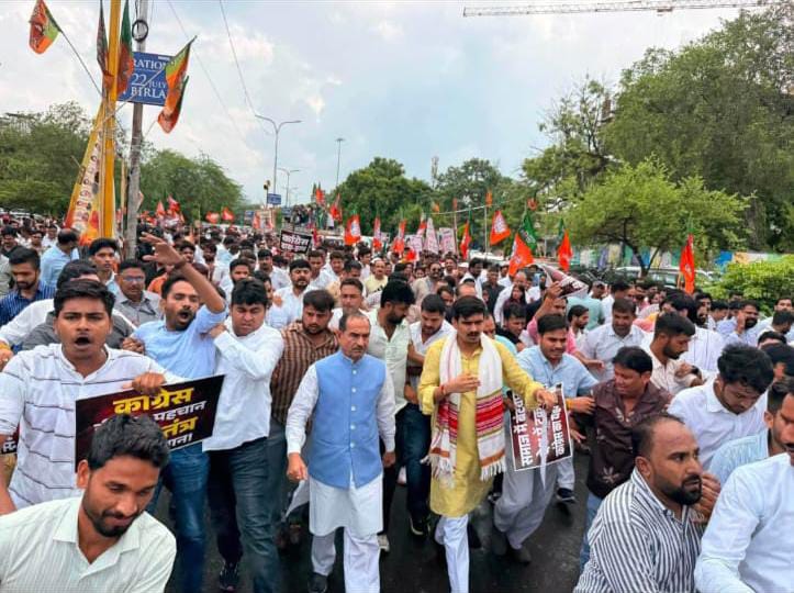 राहुल गांधी के धरना, संसद बाधित करने और जंतर-मंतर की कथित पत्थरबाजी के विरोध में जयपुर में भाजपा का विशाल प्रदर्शन, कांग्रेस कार्यालय तक निकाला मार्च
