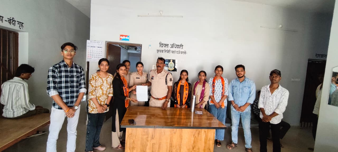 मरवाही में विद्यार्थियों की सुरक्षा को लेकर एबीवीपी का ज्ञापन, नियमित पुलिस गश्त और सुदृढ़ यातायात व्यवस्था की उठाई मांग
