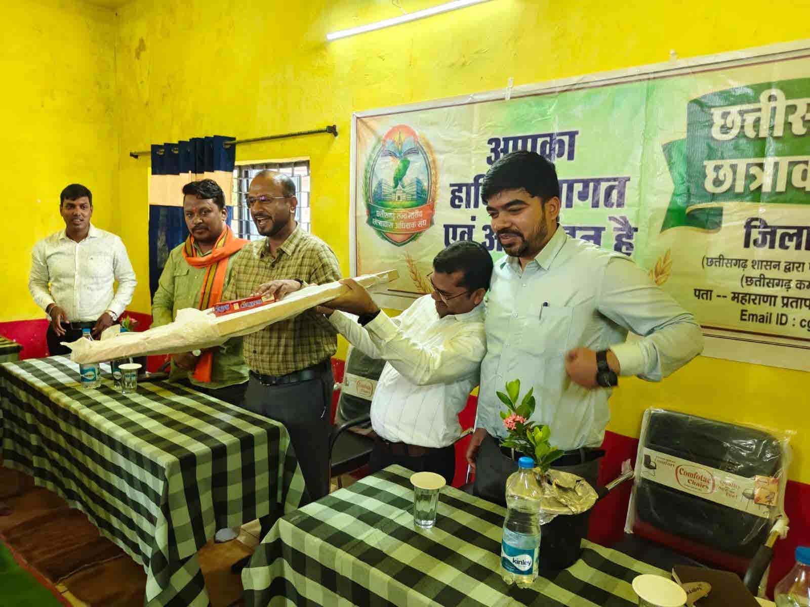 छत्तीसगढ़: गौरेला-पेंड्रा-मरवाही में छात्रावास अधीक्षक संघ का स्थापना दिवस, आदिवासी बच्चों को बांटी शैक्षणिक सामग्री