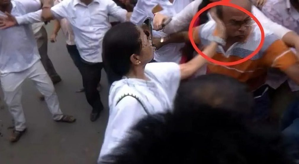 बरुईपुर प्रदर्शन के दौरान ममता बनर्जी ने कार्यकर्ता को मारा थप्पड़, बीजेपी ने साधा निशाना
