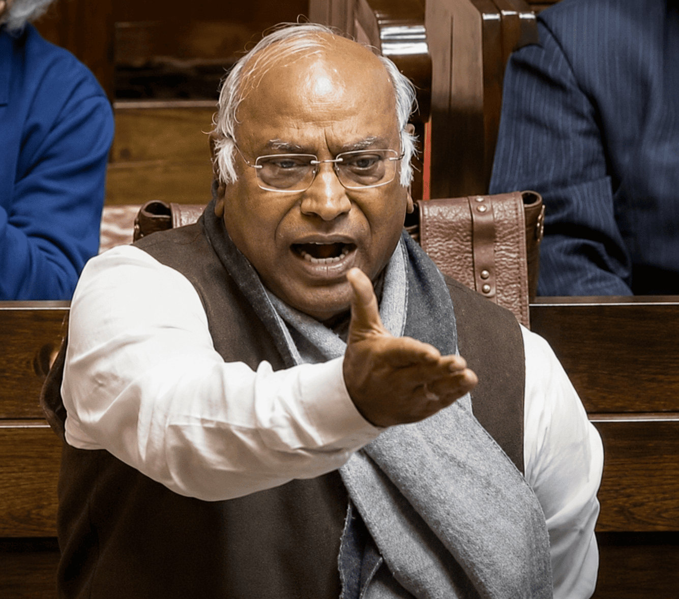 संसद में विपक्ष की आवाज दबाने का आरोप, मल्लिकार्जुन खड़गे बोले- “यह लोकतंत्र को खत्म करने की कोशिश”