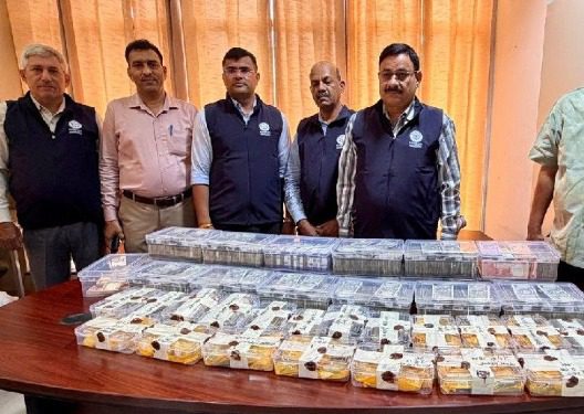 लखनऊ में पूर्व ARTO के घर विजिलेंस का बड़ा छापा, 13 किलो सोना, 9 किलो चांदी और ₹1.62 करोड़ नकद बरामद