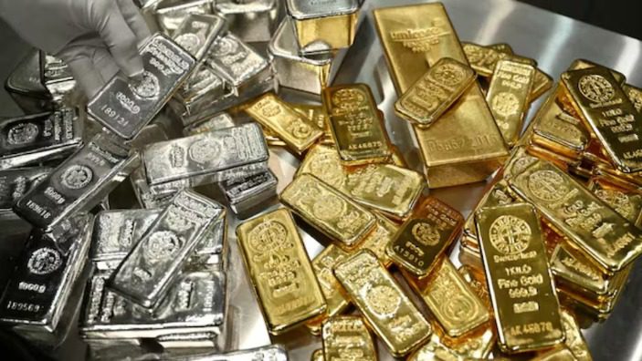 Gold Price Today: एक ही दिन में दूसरी बार गिरे सोने-चांदी के दाम, 10 ग्राम सोना हुआ सस्ता
