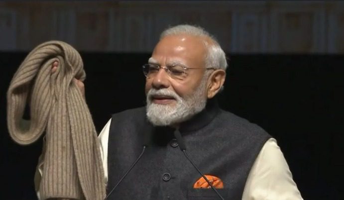 न्यूजीलैंड में पीएम मोदी ने दिखाया 25-30 साल पुराना मफलर, बोले- एक कीवी ने दिया था, आज भी संभालकर रखा है