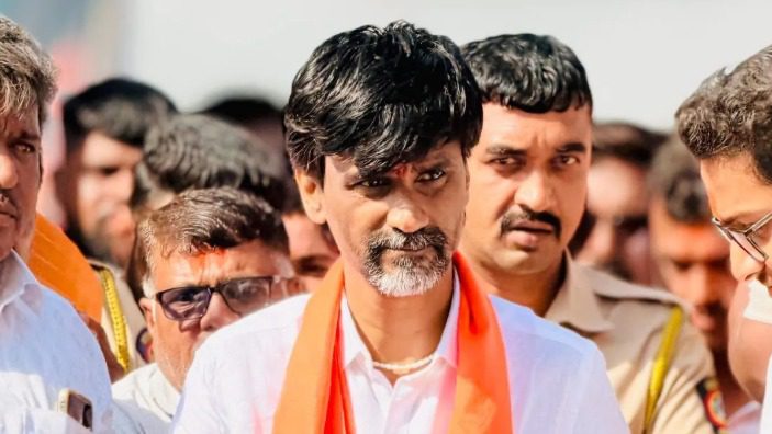 दिल्ली रवाना होते समय मनोज जरांगे पाटील का सरकार पर हमला, बोले- “सत्ता का घमंड हमेशा नहीं रहता, छात्रों पर अत्याचार बर्दाश्त नहीं”