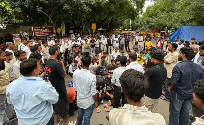 धर्मेंद्र प्रधान के इस्तीफे पर अड़ा विपक्ष और CJP, जंतर-मंतर पर धरना जारी, संसद में भी जोरदार हंगामा