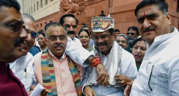 धर्मेंद्र प्रधान संसद पहुंचे तो BJP सांसदों ने किया जोरदार स्वागत, बोले- “मैं एसी रूम एक्टिविस्ट नहीं, स्ट्रीट फाइटर हूं”