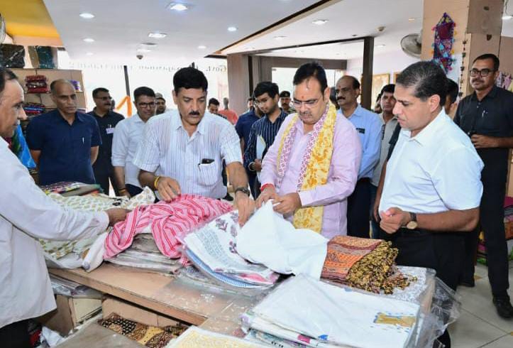 राष्ट्रीय हथकरघा दिवस पर राजस्थान का गौरव; राष्ट्रपति द्रौपदी मुर्मु ने बाड़मेर के युवा बुनकर बरीगा राम को राष्ट्रीय पुरस्कार से किया सम्मानित