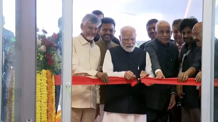 आंध्र प्रदेश को मिली बड़ी सौगात: PM मोदी ने भोगपुरम अंतरराष्ट्रीय एयरपोर्ट का किया उद्घाटन, बोले- ‘यह युवाओं के बेहतर भविष्य का लॉन्च पैड’