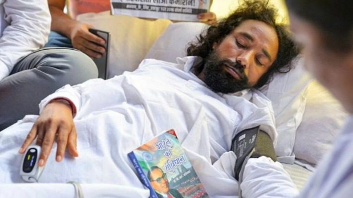 झारखंड: सोनम वांगचुक की अपील पर देवेंद्र नाथ महतो ने पिया पानी, JPSC परीक्षा के खिलाफ अनशन जारी