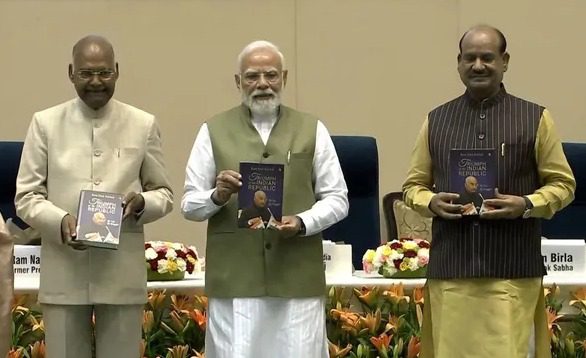 ‘देश को कोविंद जी जैसे युवाओं की जरूरत…’, पूर्व राष्ट्रपति की आत्मकथा के विमोचन पर ऐसा क्यों बोले PM मोदी पूर्व राष्ट्रपति रामनाथ कोविंद की आत्मकथा ‘माय लाइफ, माय स्ट्रगल्स’ के विमोचन के दौरान पीएम मोदी ने कहा कि आत्मकथा लोकतंत्र के लिए धरोहर बनेगी. देश की युवा पीढ़ी उनके जीवन-सफर और अनुभवों को पढ़ें. ‘देश को कोविंद जी जैसे युवाओं की जरूरत…’, पूर्व राष्ट्रपति की आत्मकथा के विमोचन पर ऐसा क्यों बोले PM मोदी Pm Modi TV9 Bharatvarsh TV9 Bharatvarsh | Edited By: मुकेश झा | Updated on: Aug 12, 2026 11:05 AM IST Google News Badge Share 3 मुख्य बातें PM मोदी बोले- हमें भविष्य में कोविंद जी जैसे अनेकों युवा चाहिए कोविंद का समाज और राष्ट्र के लिए अहम योगदान- PM मोदी आत्मकथा में रामनाथ कोविंद के जीवन और संघर्षों का जिक्र प्रधानमंत्री नरेंद्र मोदी ने बुधवार को पूर्व राष्ट्रपति रामनाथ कोविंद की आत्मकथा ‘माय लाइफ, माय स्ट्रगल्स’ का विमोचन किया. इस दौरान उन्होंने पूर्व राष्ट्रपति की जमकर तारीफ की. पीएम मोदी ने कहा कि रामनाथ कोविंद का समाज और राष्ट्र के लिए अहम योगदान है. उनकी आत्मकथा लोकतंत्र के लिए धरोहर बनेगी. मैं चाहता हूं कि देश की युवा पीढ़ी कोविंद के जीवन-सफर को उन्हीं के शब्दों में जानें और उनकी लिखी बातें और अनुभवों को पढ़ें. उनसे सीखने के लिए बहुत कुछ है. प्रधानमंत्री ने कहा कि देश को कोविंद जी जैसे युवाओं की जरूरत है. मैं रामनाथ कोविंद जी को इस आत्मकथा के लिए बहुत बधाई देता हूं. पीएम मोदी ने कहा कि राष्ट्रपति जैसे सर्वोच्च पद से सेवामुक्त होने के बाद भी उन्होंने विश्राम नहीं लिया है. वो अभी भी ‘एक देश, एक चुनाव’ जैसे महत्वपूर्ण विषय पर काम कर रहे हैं. ये एक ऐसा विषय है, जिसका समाधान देश के लोकतंत्र का नया अध्याय शुरू कर सकता है. मैं मानता हूं, कोविंद जी की इस कर्तव्यनिष्ठा और सेवाभाव से देश के लोग बहुत कुछ सीख सकते हैं. हमें भविष्य में कोविंद जी जैसे अनेकों युवा चाहिए- PM मोदी प्रधानमंत्री ने कहा कि कोविंद जी जैसे व्यक्तित्वों ने अपने श्रम और काबिलियत से न सिर्फ अपना जीवन बदला बल्कि सदियों के उस सपने और विजन को साकार करने में अपनी अहम भूमिका निभाई. इस दिशा में हम सबके प्रयास अभी भी जारी हैं. हमें भविष्य में कोविंद जी जैसे अनेकों युवा चाहिए, जो परेशानियों से परास्त न हों, जो मुश्किलों से मायूस न हों, बल्कि अपनी मेहनत से हर मंजिल को आसान बनाने का हौसला रखें. इसी बदलाव से सशक्त भारत के निर्माण का संकल्प पूरा होगा. यहीं से आत्मनिर्भर और विकसित भारत का रास्ता बनेगा. यह भी पढ़ें- पूर्व राष्ट्रपति की आत्मकथा का विमोचन, PM बोले- लोकतंत्र के लिए धरोहर रामनाथ कोविंद को मुश्किलों ने मजबूत किया- PM मोदी प्रधानमंत्री नरेंद्र मोदी ने आगे कहा कि रामनाथ कोविंद जी एक सामान्य परिवार से आते हैं. कानपुर देहात में उनका जन्म हुआ. कोविंद जी ने अपनी किताब में लिखा है कि कैसे गर्मी के मौसम में एक दिन उनके घर में आग लग गई, उनकी मां अपनी चिंता छोड़कर घर की चीजों को बचा रही थीं. एक सामान्य परिवार में मां के लिए एक-एक चीज बच्चों के पालन-पोषण का जरिया होती है. उसी कोशिश में आग में फंसकर उनकी माता जी की मृत्यु हो गई. आप कल्पना कर सकते हैं, छोटी सी उम्र में इस तरह की घटना, मां को इस तरह खो देना, कितना दर्दनाक रहा होगा. मैं तो भाग्यशाली रहा हूं, मेरी मां 100 वर्ष से अधिक जीवित रहीं और मुझे आशीर्वाद देती रहीं, इसके बावजूद मैं मां की कमी महसूस करता हूं. उनके जीवन का ऐसा दर्दनाक घटनाक्रम था कि कोई भी इससे टूट सकता था. लेकिन कोविंद जी को उन मुश्किलों ने मजबूत किया. किताब में रामनाथ कोविंद के जीवन और संघर्षों का जिक्र बता दें कि रामनाथ कोविंद की इस किताब में उनके जीवन और संघर्षों का जिक्र है. इसमें उनके गांव से राष्ट्रपति भवन तक का जिक्र है.
